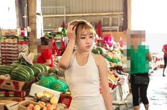 AISS爱丝(黄金版) - 欣杨和她的街角巡游：见证我如何看待每一帧，位置固定不变