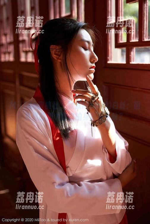 MiiTao蜜桃社 - 默默Momo的白丝：图集里的那个幽幽的身影在干啥？