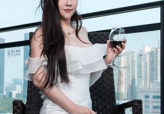 TGOD推女神 - 图册：“喵喵哒与她的眼镜”：其实在说话的时候，她的眼神已经吸引住了一切。