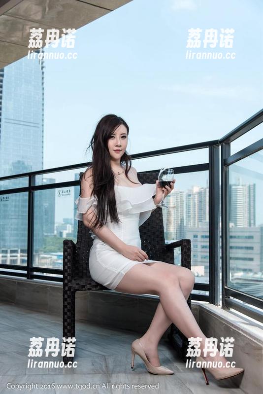 TGOD推女神 - 图册：“喵喵哒与她的眼镜”：其实在说话的时候，她的眼神已经吸引住了一切。