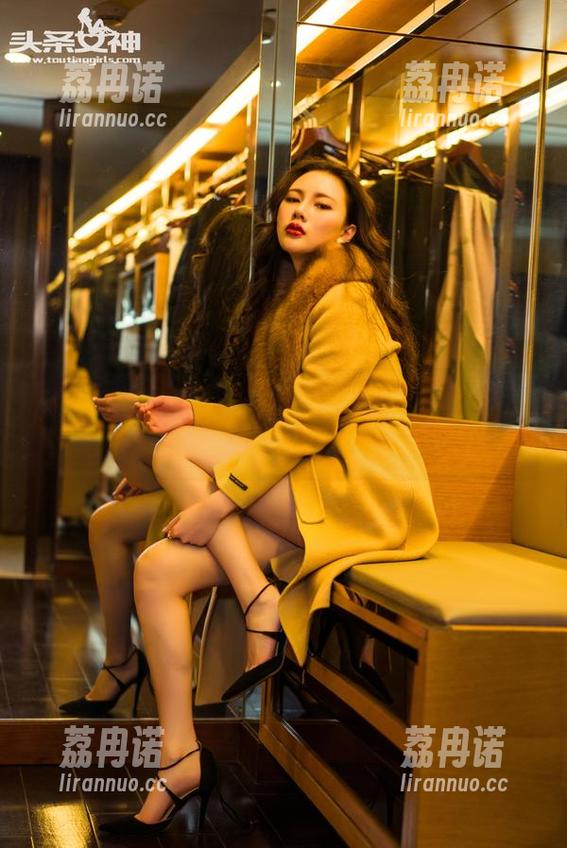 TouTiao头条女神 - 杨漫妮baby的皮衣选择题，精选图片，答案总是只围着她转