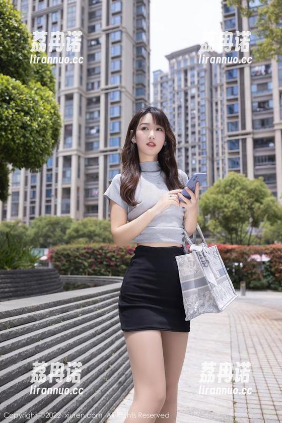 Xiuren秀人网 - 在看刘婷婷的蕾丝图包时，有种说不出的吸引力，就这样呆住了。