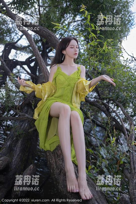 Xiuren秀人网 - 徐微微mia，你这一身红裙，是想拉风还是真在拍照啊？原图和作品比拼一下！