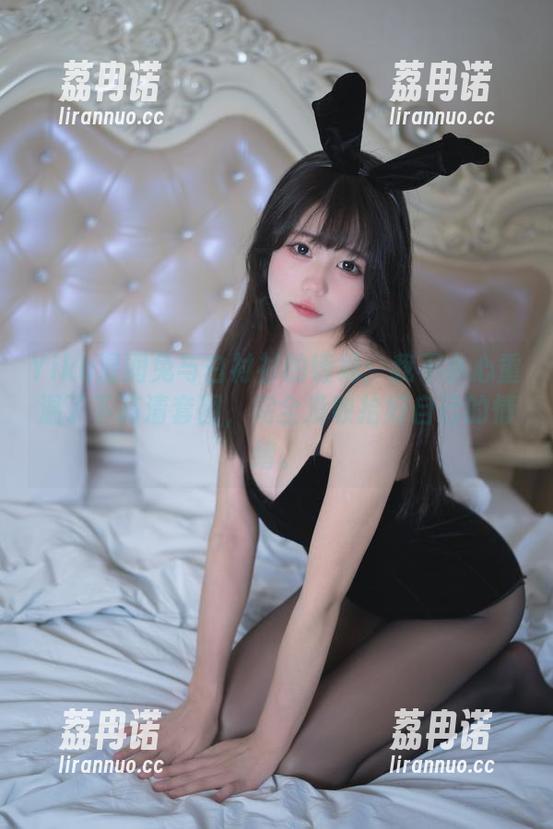 Yiko湿润兔与白衬衫的缠绵：我不小心重温了下高清套图，完全没收拾好自己的情绪。