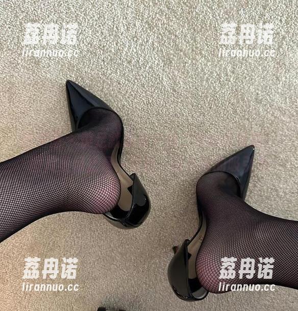 微密圈 - 美足就是保守的二舅妈的私拍，图片里何止是一双鞋，说不清的吸引力