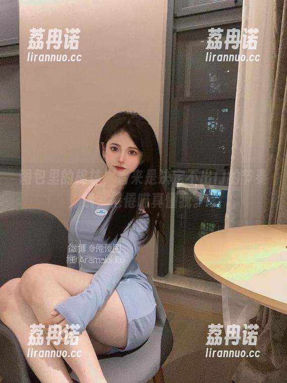 图包里的棉袜，看来是决定不出门的节奏哦，倦倦喵真懂我。