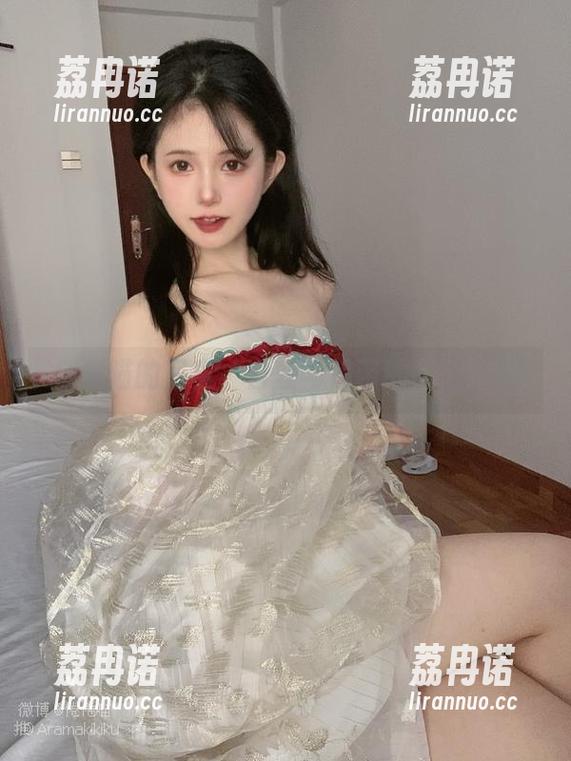 倦倦喵的写真，白丝与吊带的毫无顾忌