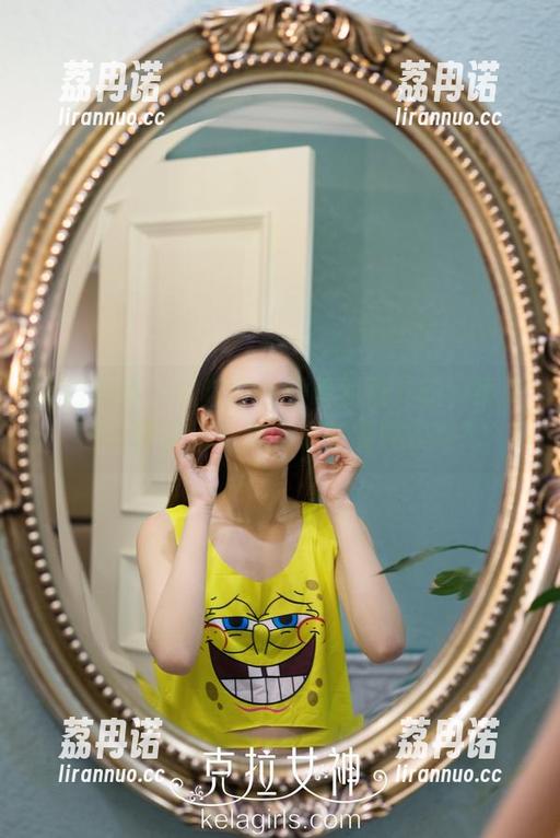 克拉女神 - 就这样在线看到颖儿的眼镜美图，瞅瞅这姿势，是在偷偷撩吗？