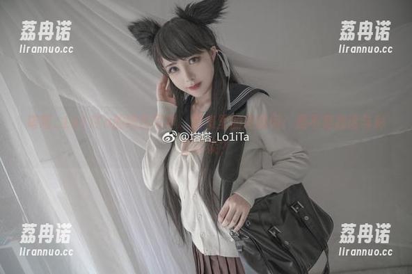 塔塔_Lo1iTa的纯白写真，图集里的她询问：是不是我该与彩虹谈谈？