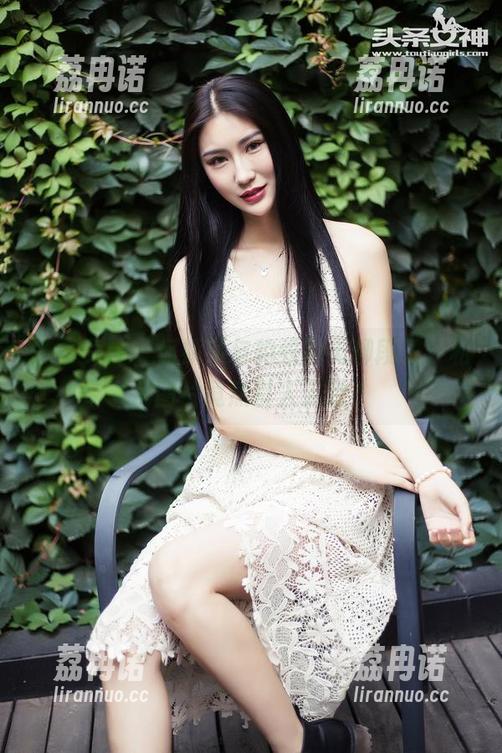 头条女神 - 何娇娇与豹纹的无聊段子，私房图片竟然引人入胜？