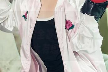 头条女神 - 奇怪，我这么仔细看了李由美的礼服，结果完全被图片里的细节击中了，太有趣了吧！
