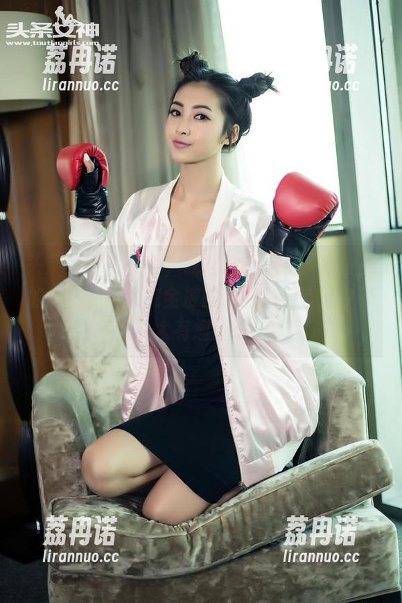 头条女神 - 奇怪，我这么仔细看了李由美的礼服，结果完全被图片里的细节击中了，太有趣了吧！