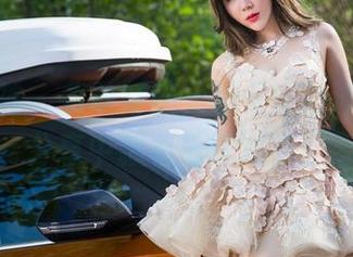 头条女神 - 我敢打赌，杨曼妮的泳池图包分享中藏着无限清凉！