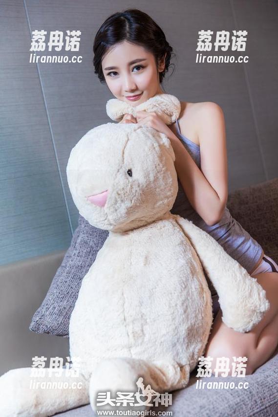 头条女神-爱丽莎lisa 头条女神 - 爱丽莎lisa的运动套图,让我有种想丢掉沙发窝的冲动,她是不是在给我下什么“运动”的咒语?