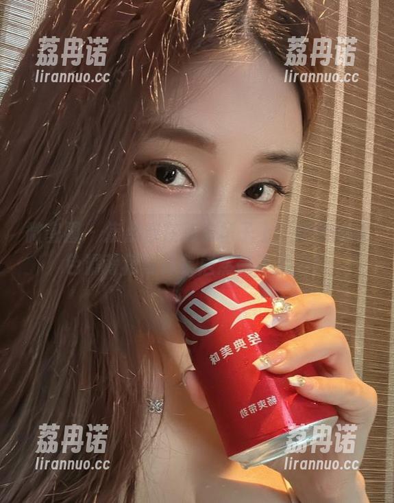 微密圈 - 焦点都在那条裙子上，奶雯的红色漏背裙写真集居然毫不费力！