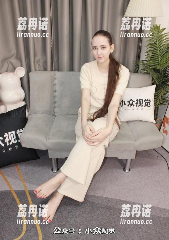 小众视觉 - 灵灵的修女图册：一场不太正经的宗教考验