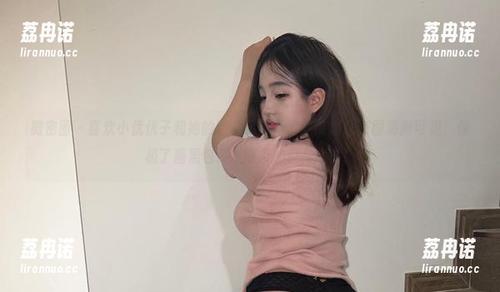 微密圈 - 喜欢小优优子和她的粉色吊带裙吗？高清让套图清晰可见，像极了糖果包装纸附带的轻松心情！