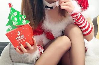 说实话，小女巫露娜的婚纱张小静摸起来比想象中要软，果然这是新图册带来的温柔。