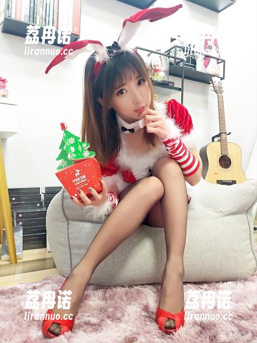 说实话，小女巫露娜的婚纱张小静摸起来比想象中要软，果然这是新图册带来的温柔。