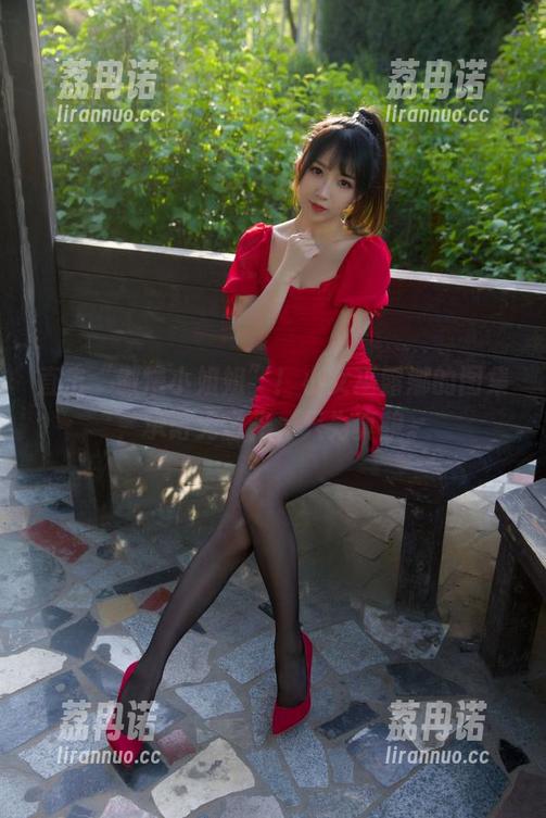 直击“傲慢小姐姐”！小女巫露娜的图集，承诺无圣光，只为真貌。