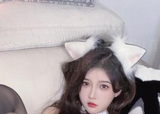 精选小小奶瓶儿写真集：吊带值得认真对待，但奶瓶儿值得你多看几眼。