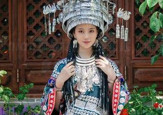 年年Nnian那身制服美到飞起，你确定不拿去当壁纸吗？