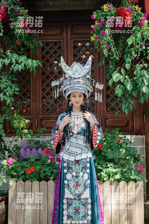 年年Nnian那身制服美到飞起，你确定不拿去当壁纸吗？