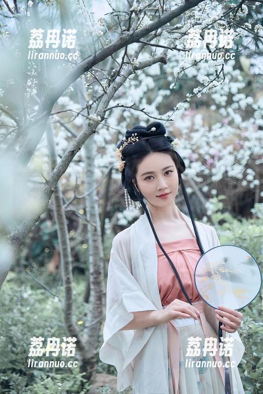 年年Nnian带来的《子然》精选，不过是另一个小圈子的疯狂。