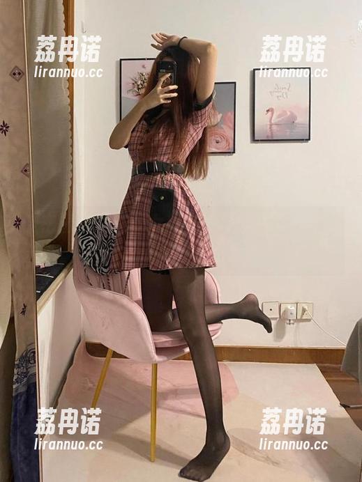 微密圈 - 提袜少女居家写真，美图不停，想问问眉头皱着的是什么