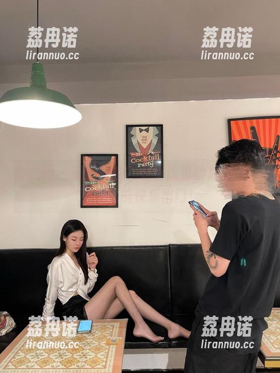 微密圈 - 遇到烦恼？是小逗逗的JK套图，下载就能快乐出门！