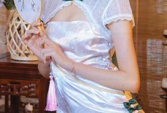 朝气蓬勃的木棉棉OwO：那件白色长裙在原图里随意翩翩