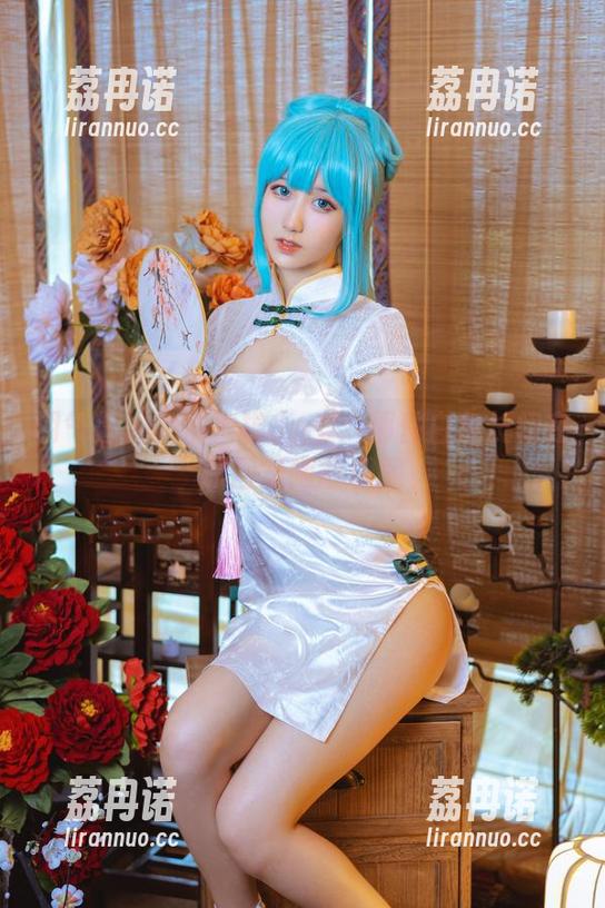 朝气蓬勃的木棉棉OwO：那件白色长裙在原图里随意翩翩