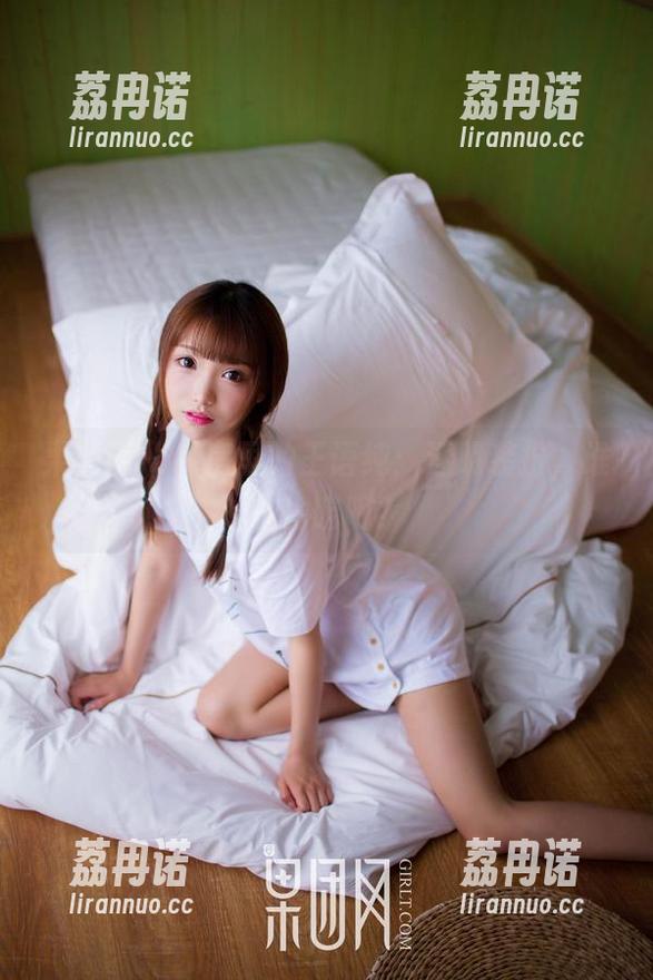 果团网 - 私房里的王语纯：透明装扮，谁在偷瞄呢？