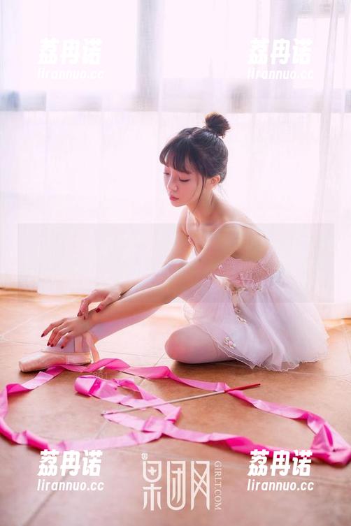 果团网 - 珍藏版：裴希西的制服美图合集，我跟你说，就算是偷看也绝不会被发现。