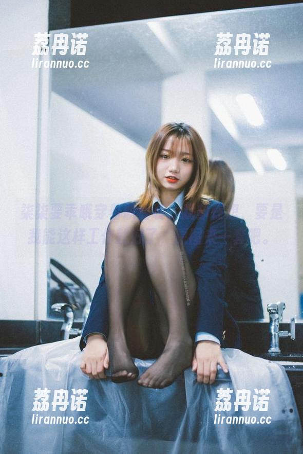 柒柒要乖哦穿着职业装，我却在想，要是我能这样工作就好了，原图来一套吧。