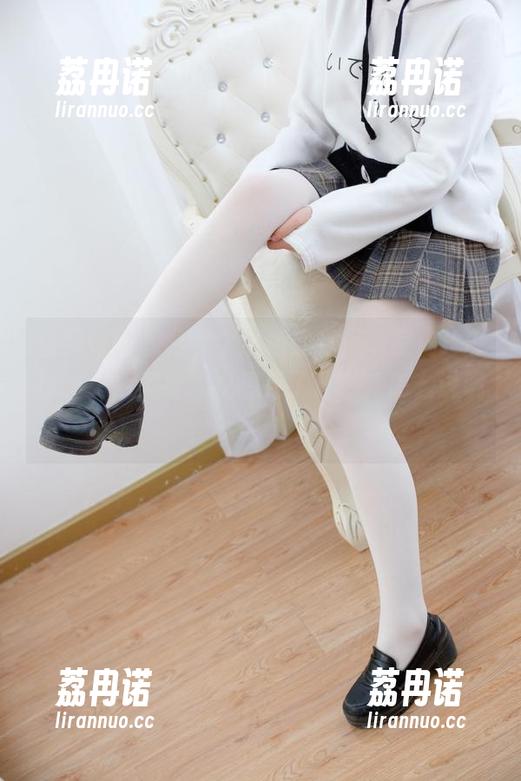 森萝财团 - 分享个小香的作品，室内K白丝少女，美得让我想起了什么，怎么说呢，就很奇怪…
