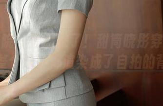 模范学院 - 原图来了！甜筒晓彤穿着泳装把整个泳池都渲染成了自拍的背景