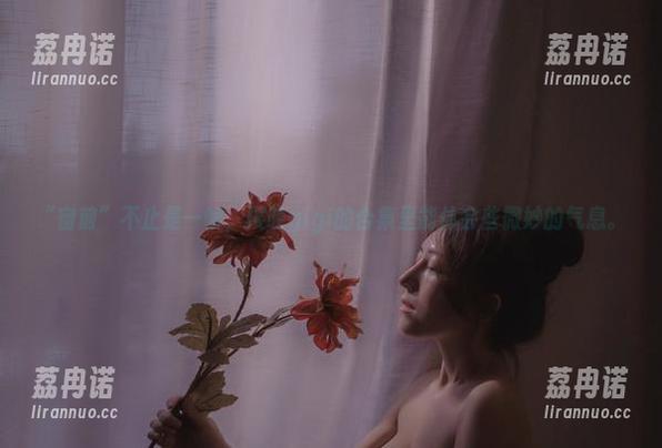 “窗前”不止是一帧，樱晚gigi的合集里能体会些微妙的气息。