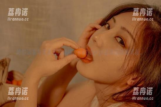 她的泳衣与无圣光完美结合，樱晚gigi的美图暗藏风骚。