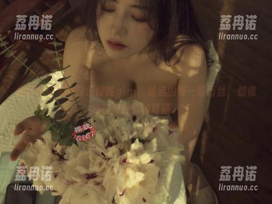 婚纱作品集来自于樱晚gigi，精选的每一缕蕾丝，都像是在和我悄悄耳语。