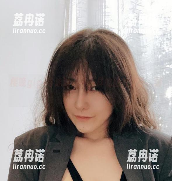 樱晚gigi与泳池：不一样的图片分享，耐心看下去