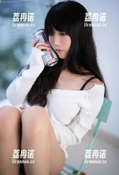 汪知子 汪知子在海边漫步,定制这组写真,有种毫不费力的美。