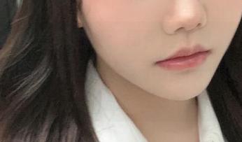 洛可ss的最新图集：那件连衣裙，明明不需要过多修饰，却让我不由自主想加点亮点！