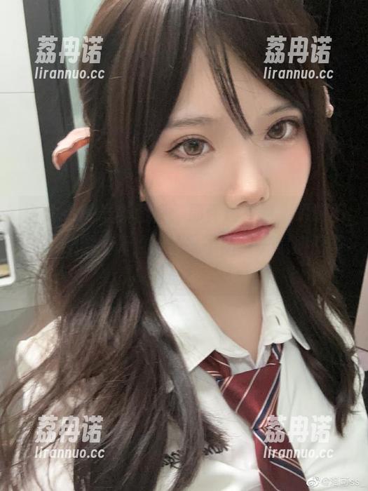 洛可ss的最新图集：那件连衣裙，明明不需要过多修饰，却让我不由自主想加点亮点！
