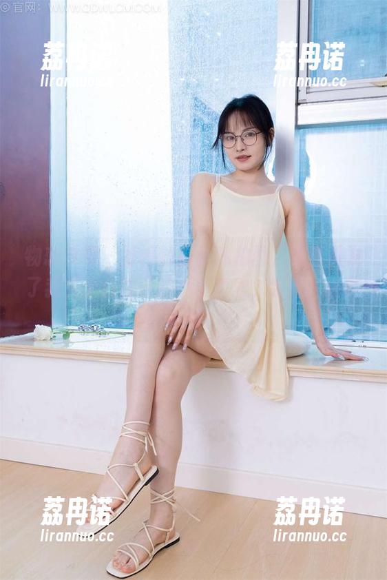 物恋传媒 - 婷婷的白丝私拍图，竟然引发了我关于白袜子的小小哲思，哈哈，还真不赖。
