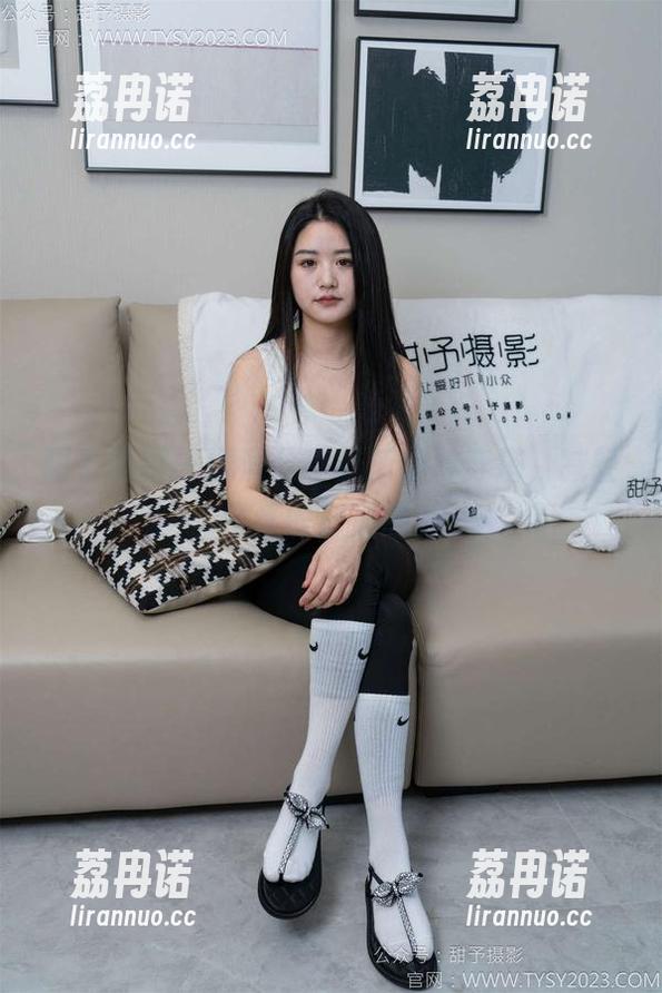 甜予摄影 - 澜澜分享最新拖鞋穿搭，减轻生活的严肃感。