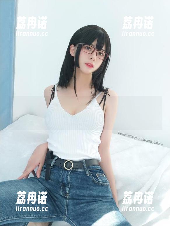 在网盘里再找找，眼酱大魔王w和她的蕾丝连体衣，真让人忍不住想下载。