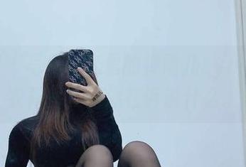 微密圈 - 写真时光里的禅雨儿Lynne，连衣裙挥舞着像在诉说什么。
