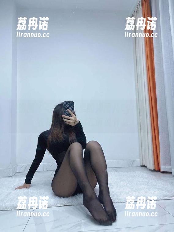 微密圈 - 写真时光里的禅雨儿Lynne，连衣裙挥舞着像在诉说什么。