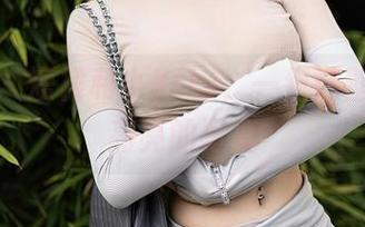 秀人网 - 短裙和小Kiki，一组让壁纸都要高亮的写真